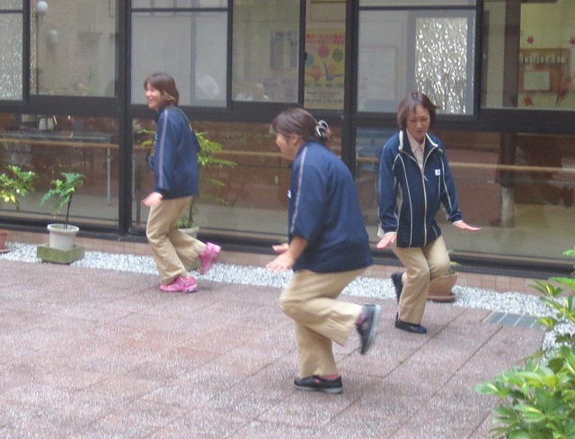 ザ・ドリフターズの楽曲にあわせてひげダンスを踊り始めましたよ。