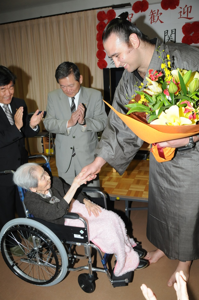 琴欧洲も106歳と年齢を聴いて・・・