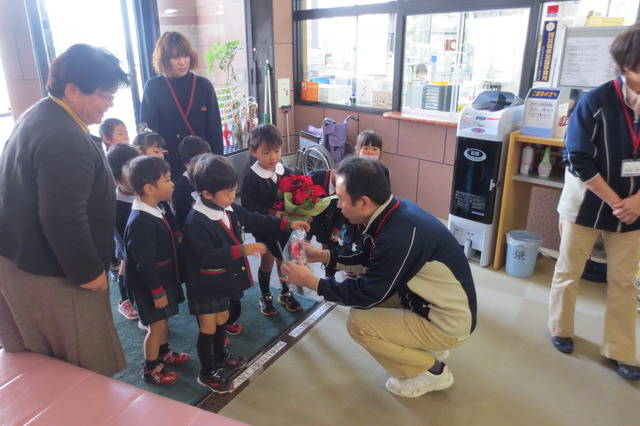 くさみ幼稚園の年少さん達がお花を届けに来てくれました★　