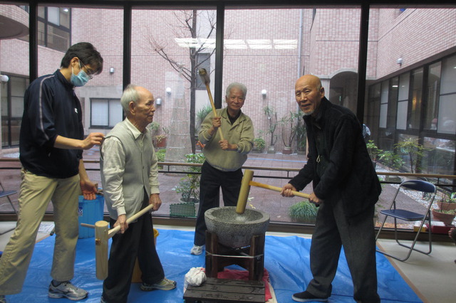 力を込めてぺッタンペッタン！