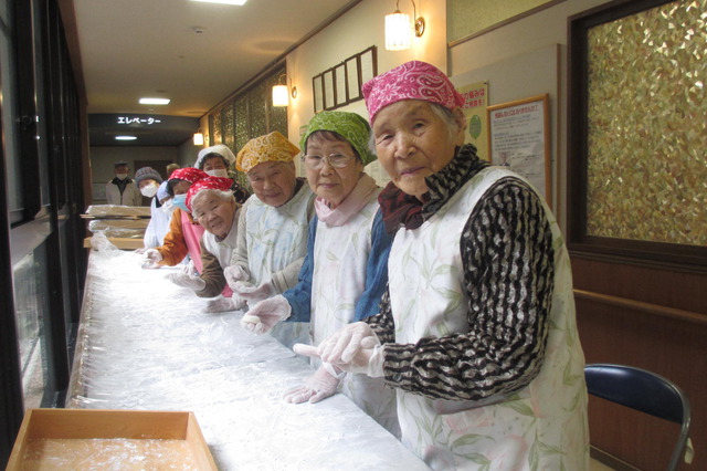 餅を丸めている様子