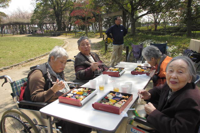 青空の下で食べるお弁当