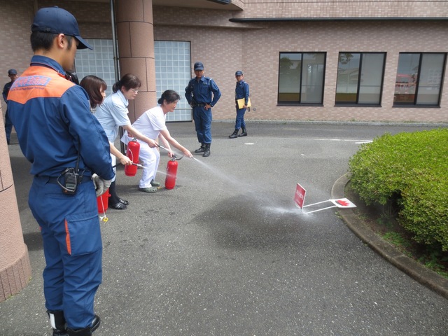 いざ使うと炎にノズルを向けている私