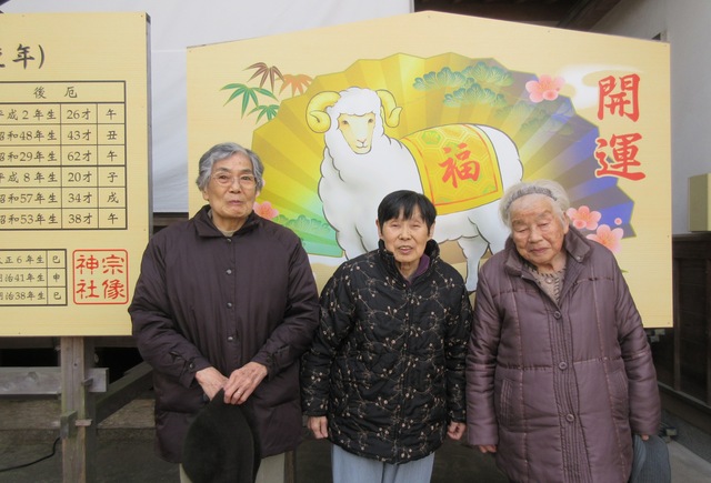 宗像神社の大きな絵馬の前で。。。