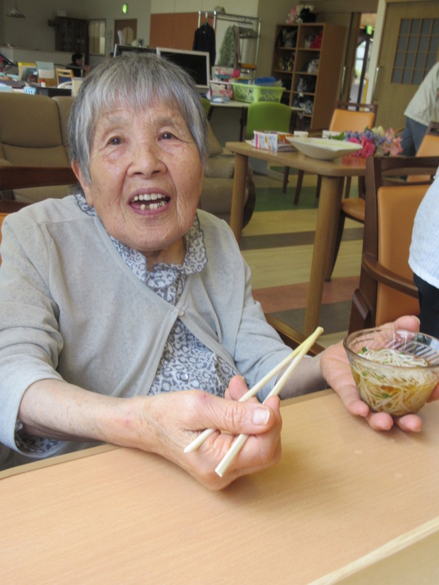 流しそうめんって、ただ流れて