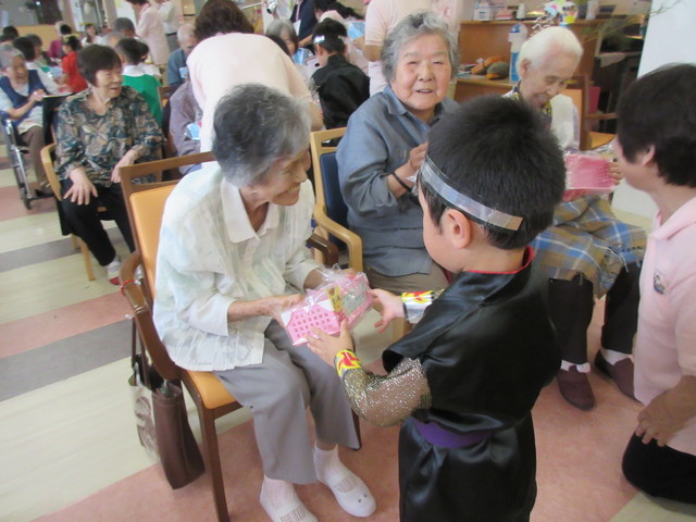 子どもたちから歌と踊りのプレゼント