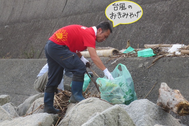 たくさんのゴミが流れて