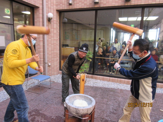 中庭で餅つき