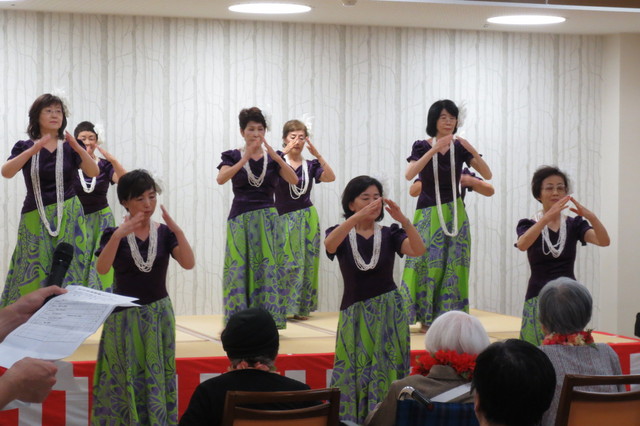 ウクレレの演奏とフラダンスを披露