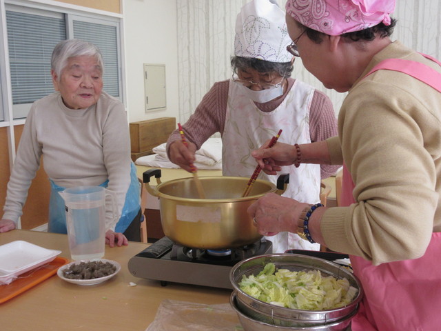 だしの中に野菜を