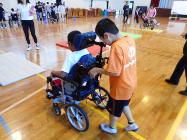 小学校に福祉体験出前授業