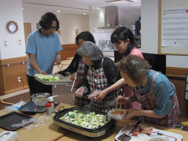 皆で「わいわい調理中」