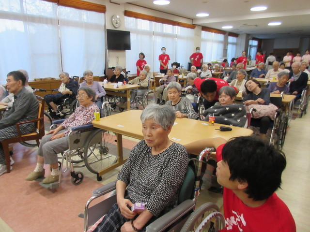 納涼祭は雨天で室内