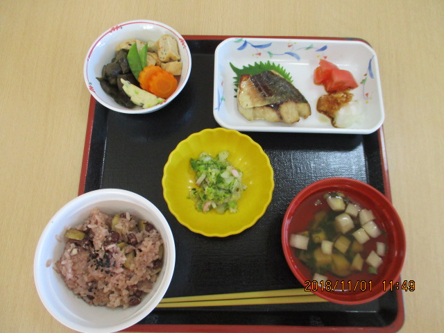 今日はお赤飯です。