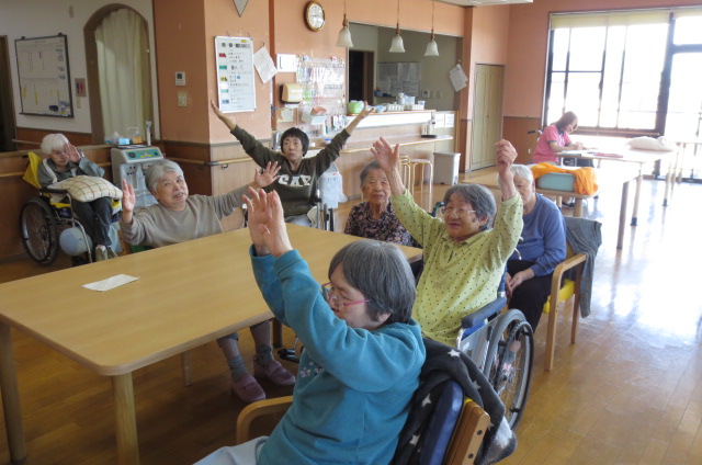 特養　エアロビ体操、頑張っています！