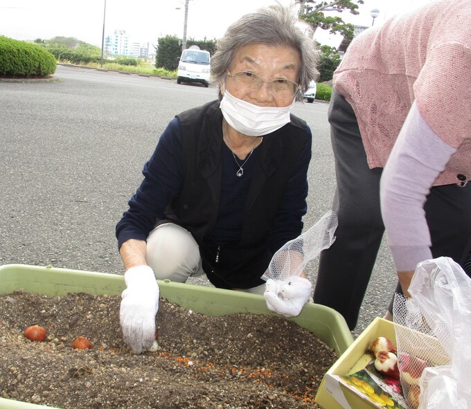 デイサービス　~チューリップの球根植え~