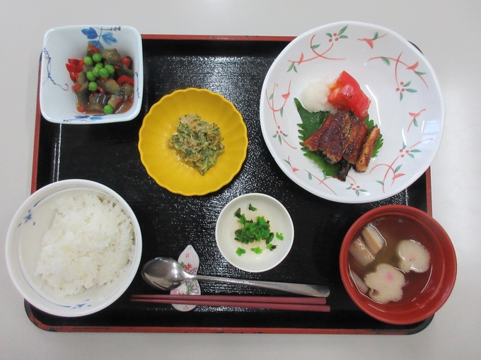 今日の昼食はうなぎです！！
