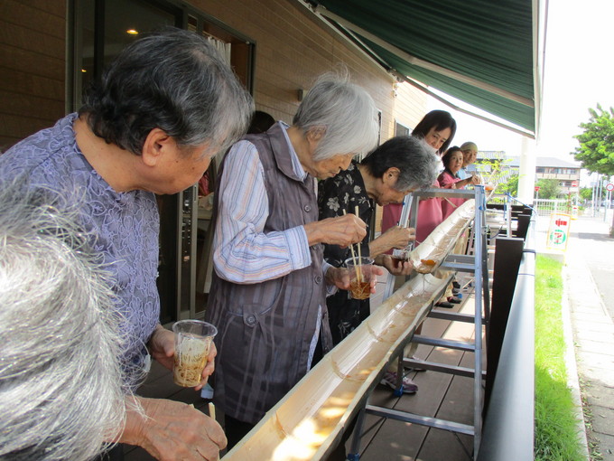 グループホームでそうめん流しをしました。